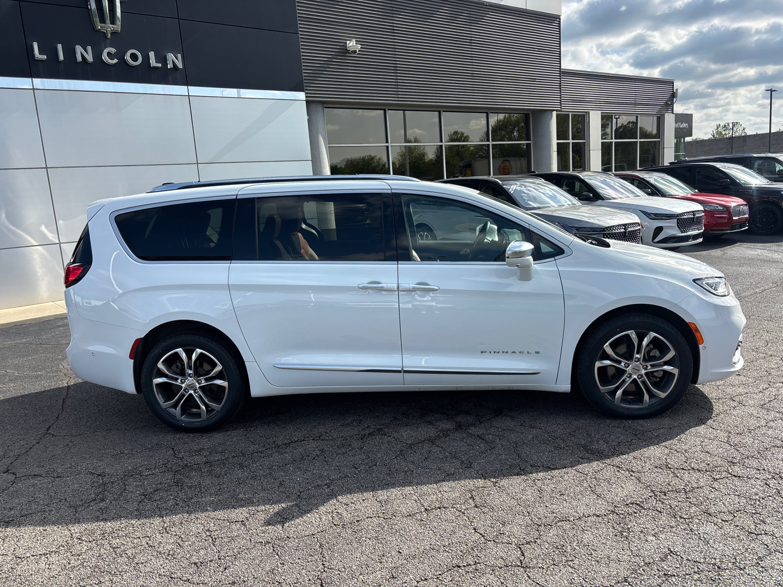 Used 2024 Chrysler Pacifica Pinnacle AWD/4WD image 8