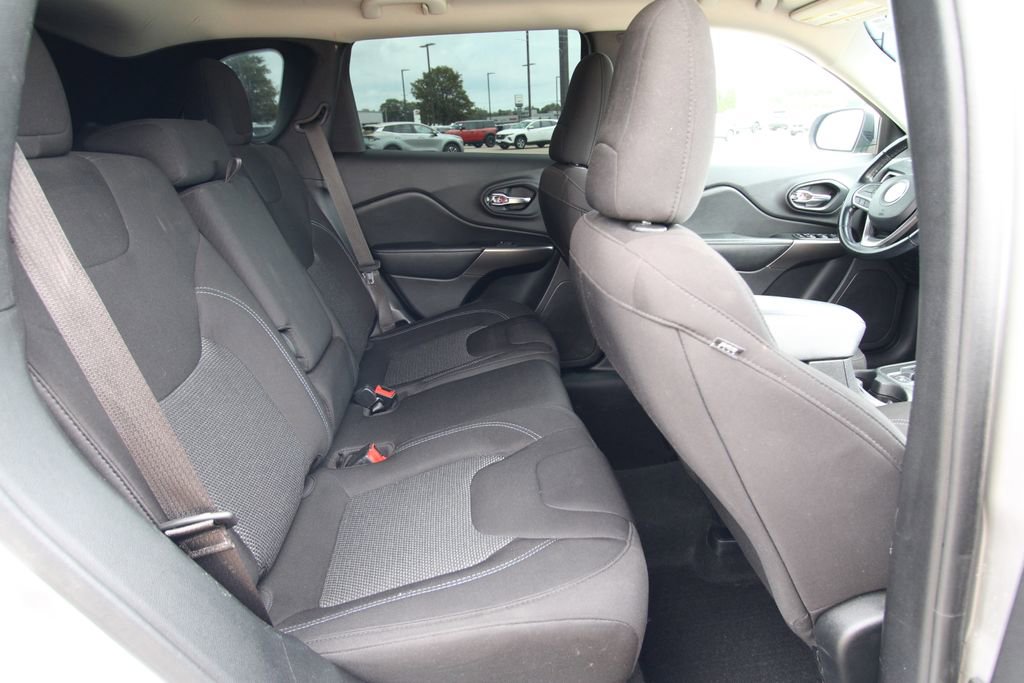 Used 2020 Jeep Cherokee Latitude w/ Cold Weather Group AWD/4WD image 9