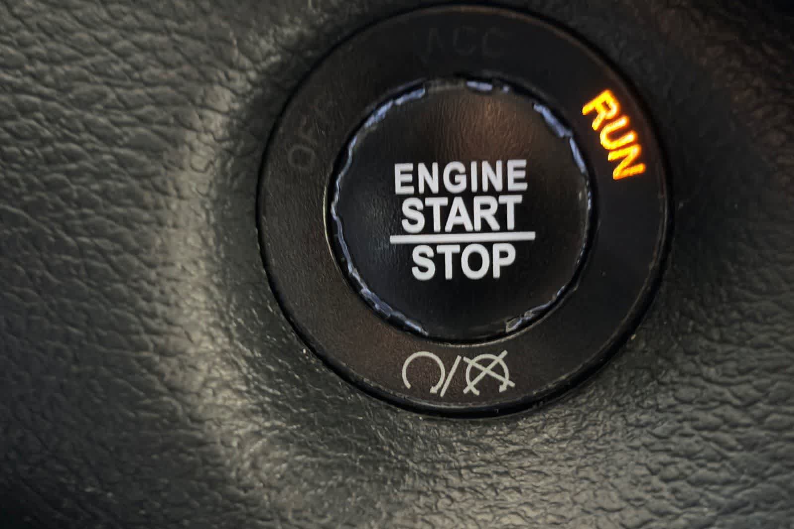 Used 2017 Jeep Cherokee Overland w/ Technology Group FWD image 24