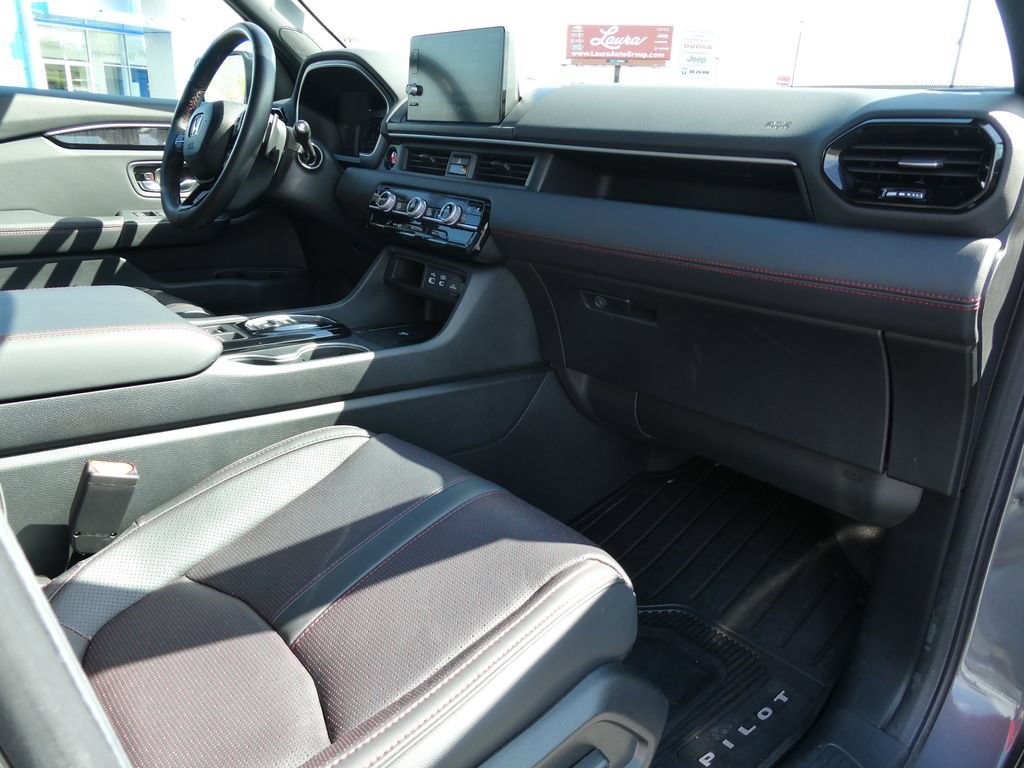 Used 2025 Honda Pilot Black Edition image 15