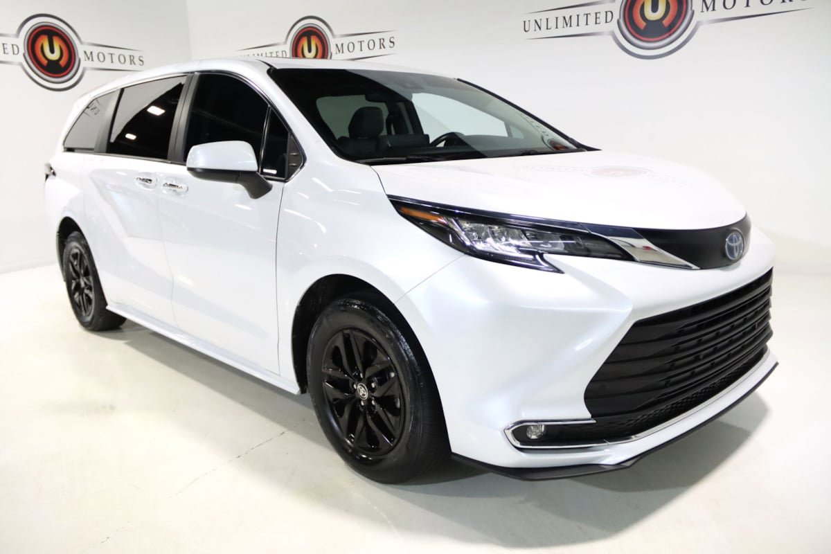 Used 2023 Toyota Sienna XLE FWD image 18