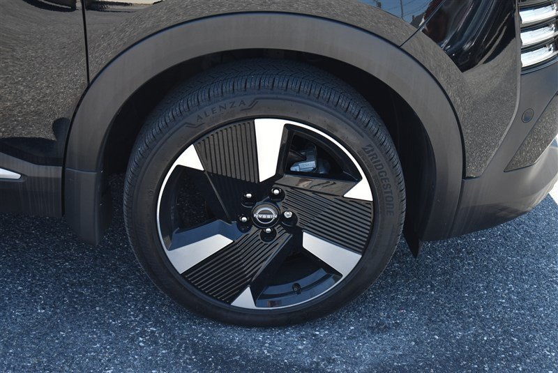 Used 2025 Nissan Kicks SR AWD/4WD image 3