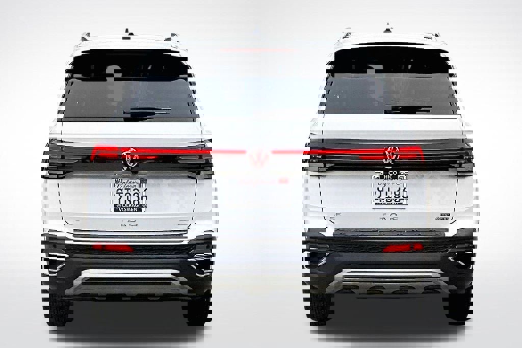 Certified 2025 Volkswagen Taos SE w/ Panoramic Sunroof Package image 3