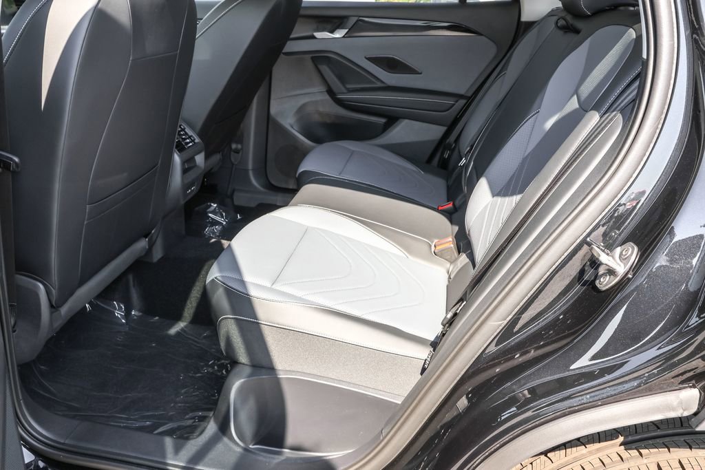 Used 2025 Volkswagen Tiguan SE image 27