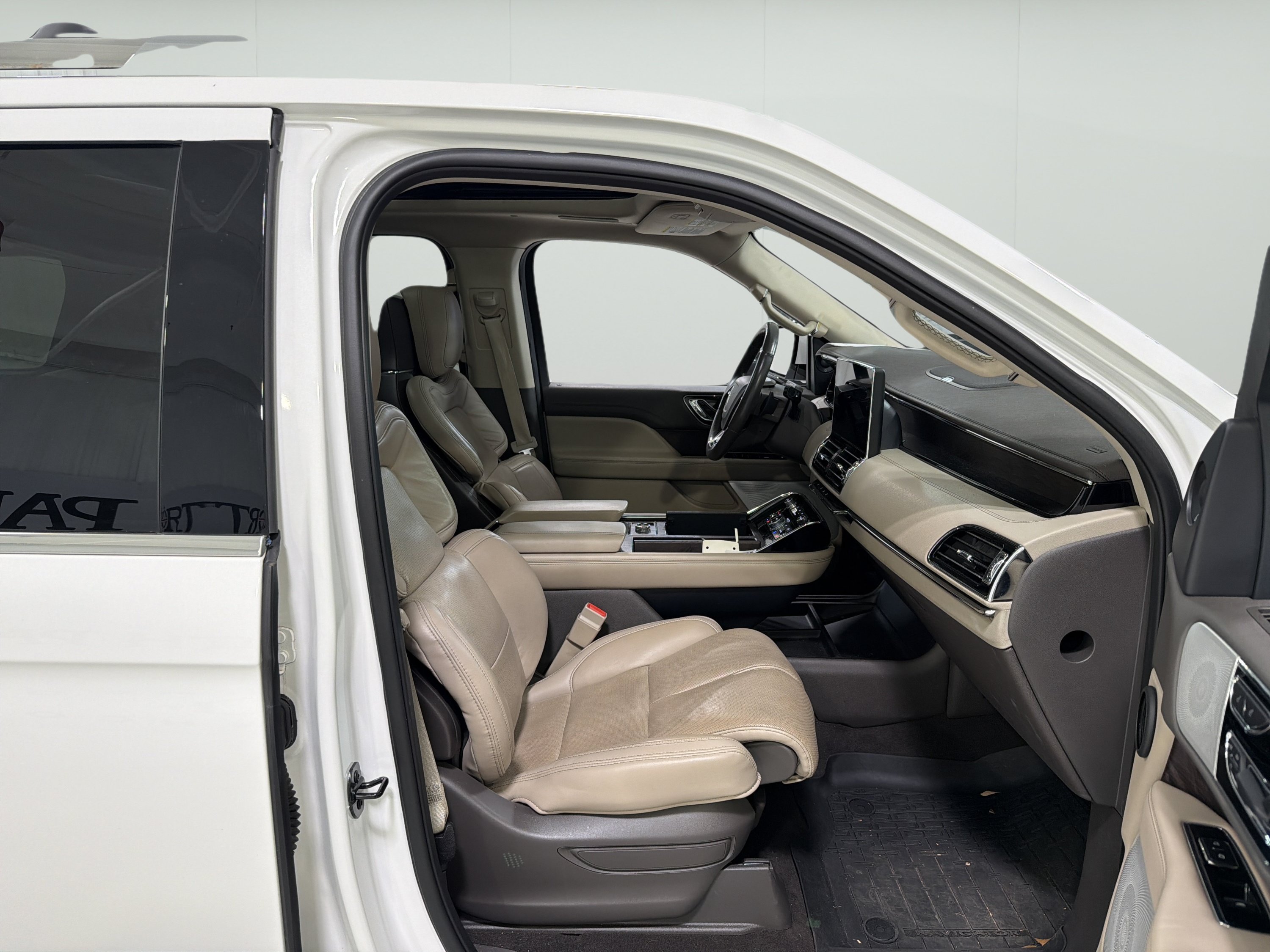Used 2022 Lincoln Navigator Reserve AWD/4WD image 14