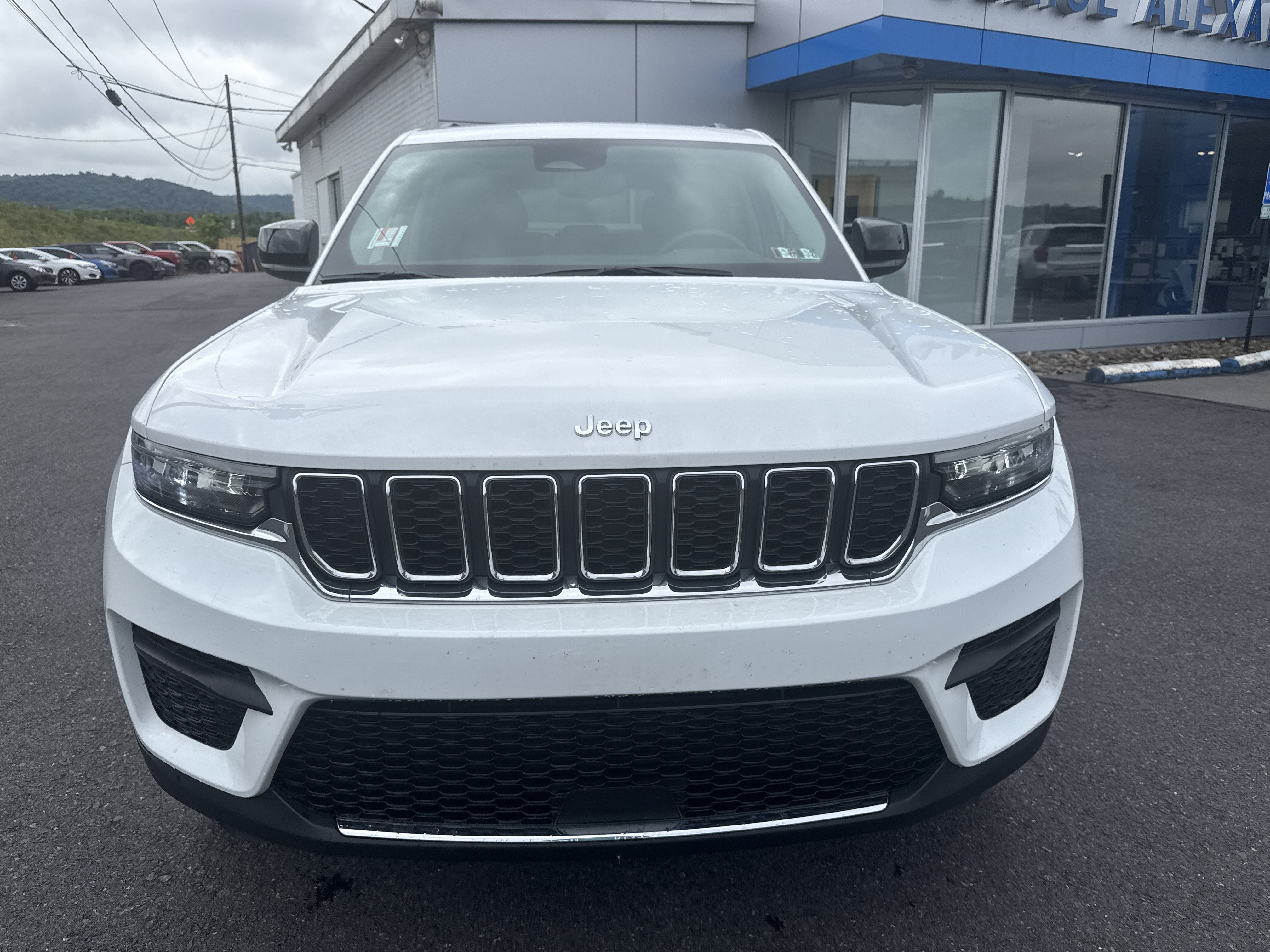 Used 2023 Jeep Grand Cherokee Laredo w/ Luxury Tech Group I AWD/4WD image 7