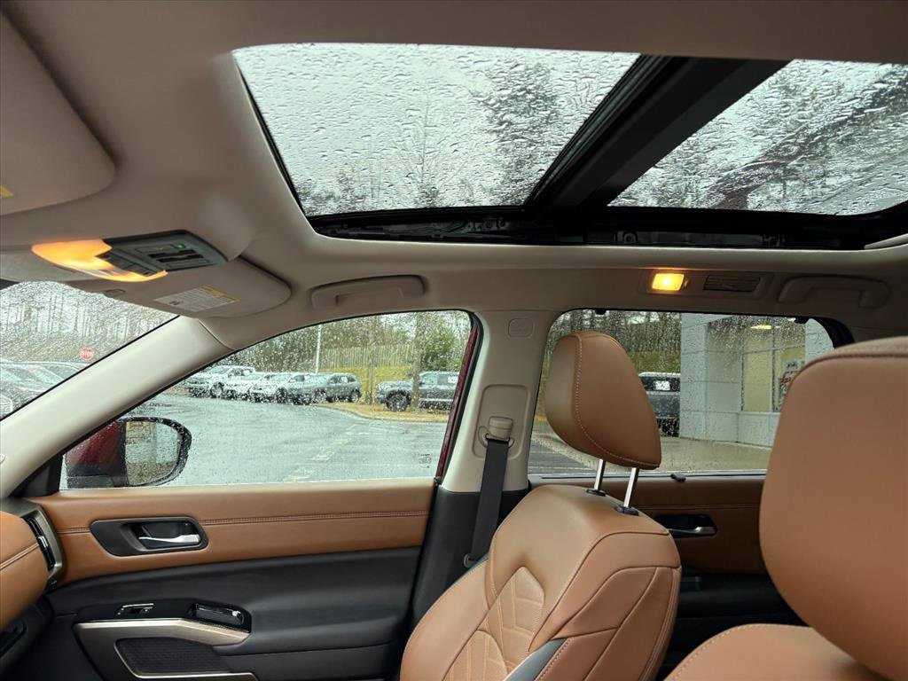 Used 2025 Nissan Pathfinder Platinum image 14