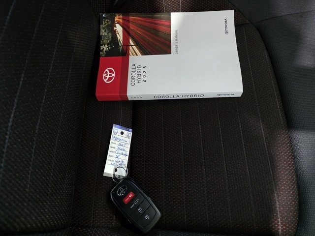 Used 2025 Toyota Corolla SE w/ Convenience Package image 9
