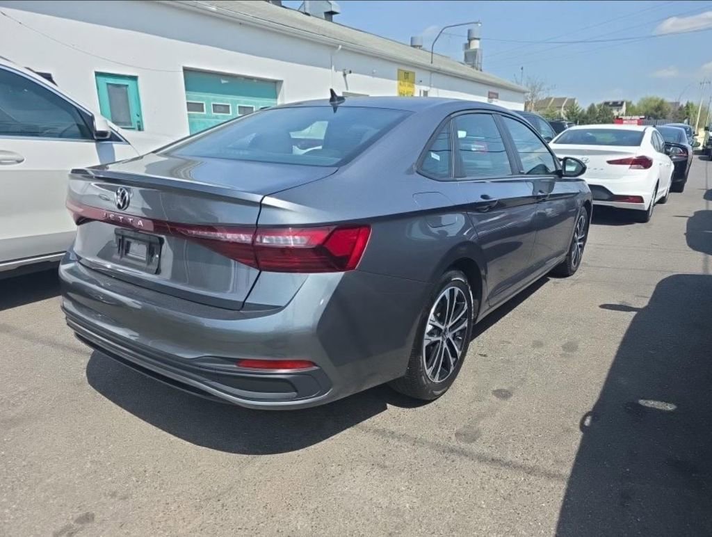 Used 2025 Volkswagen Jetta Sport image 3