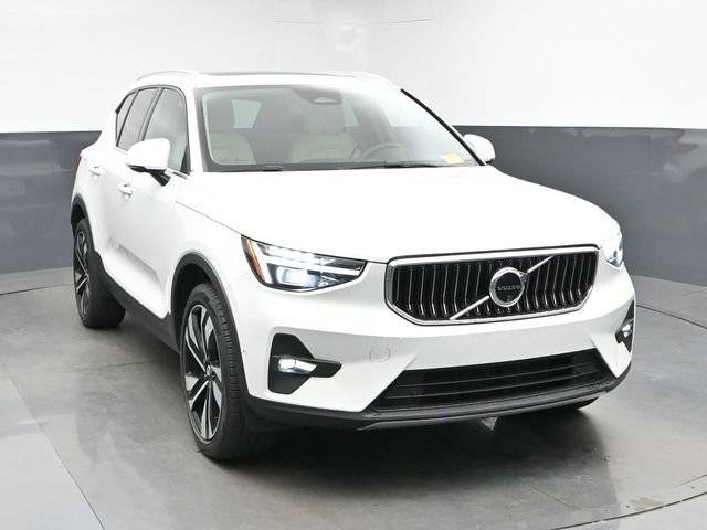 Used 2024 Volvo XC40 B5 Plus w/ Climate Package AWD/4WD image 2