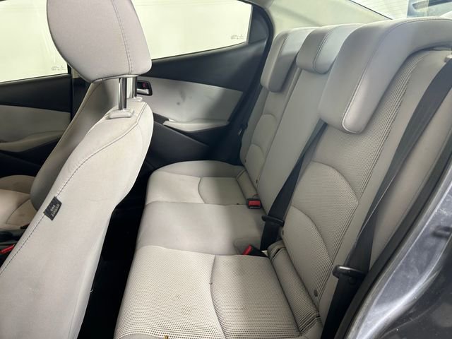 Used 2019 Toyota Yaris L image 24