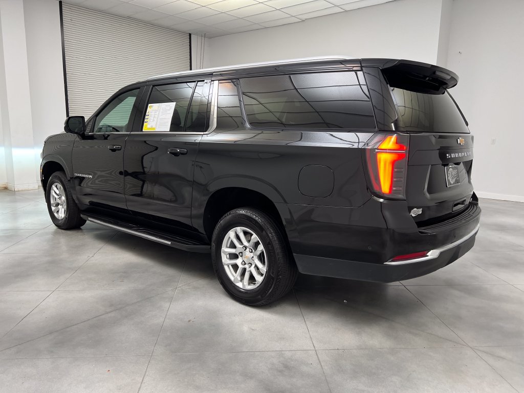 Used 2025 Chevrolet Suburban LT RWD image 6