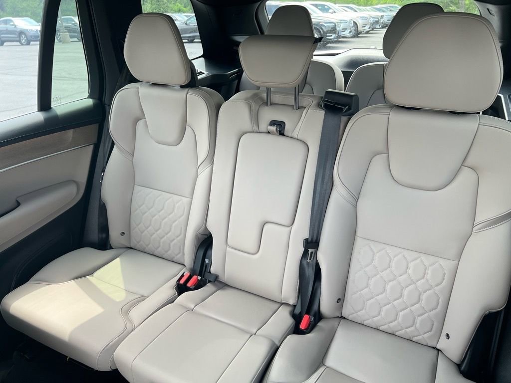 New 2026 Volvo XC90 B5 Plus w/ Protection Package Premier AWD/4WD image 18