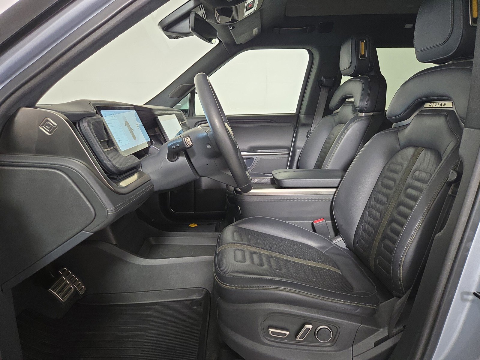 Used 2024 Rivian R1S Adventure image 20