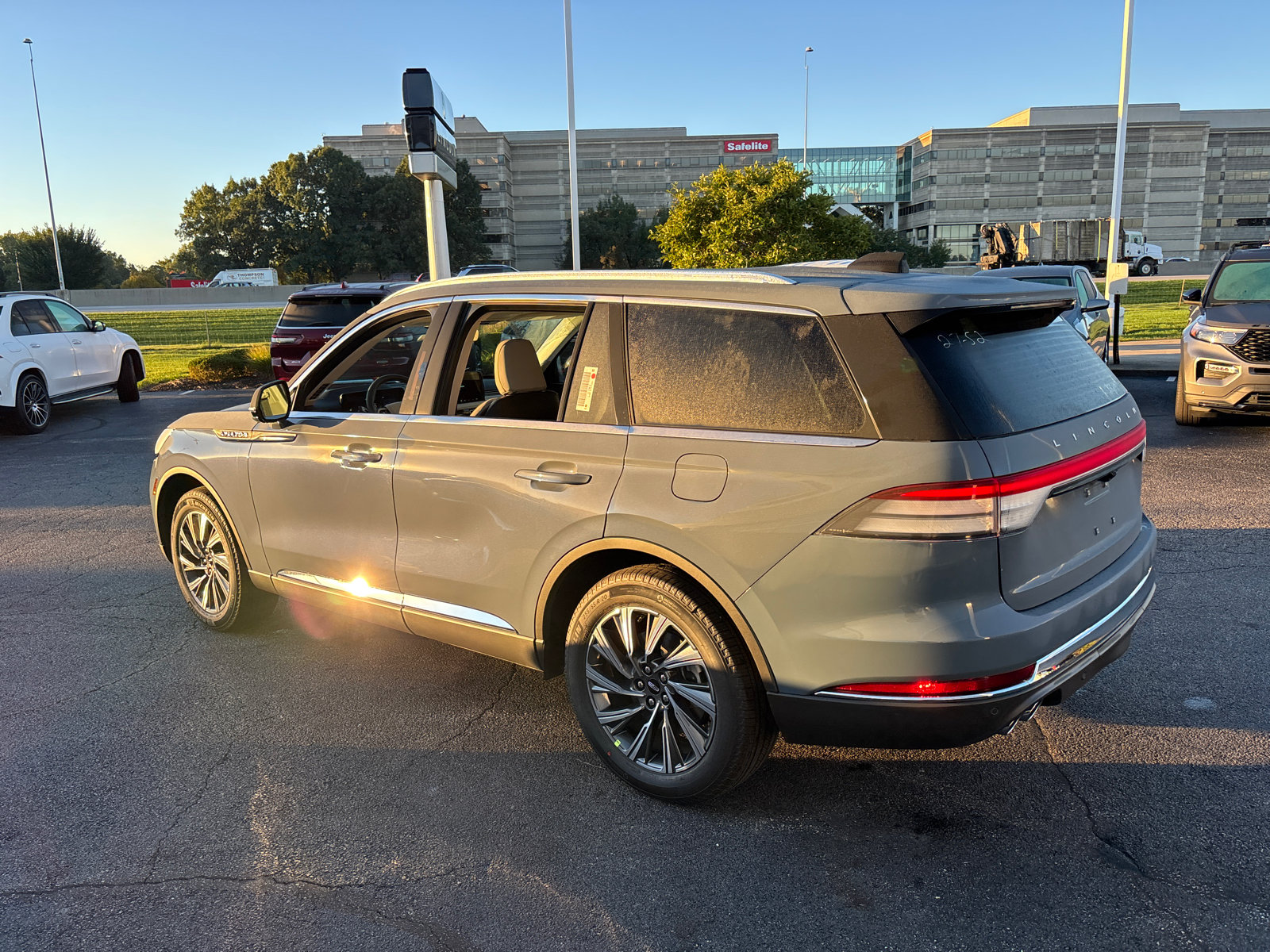 New 2027 Lincoln Aviator AWD image 5