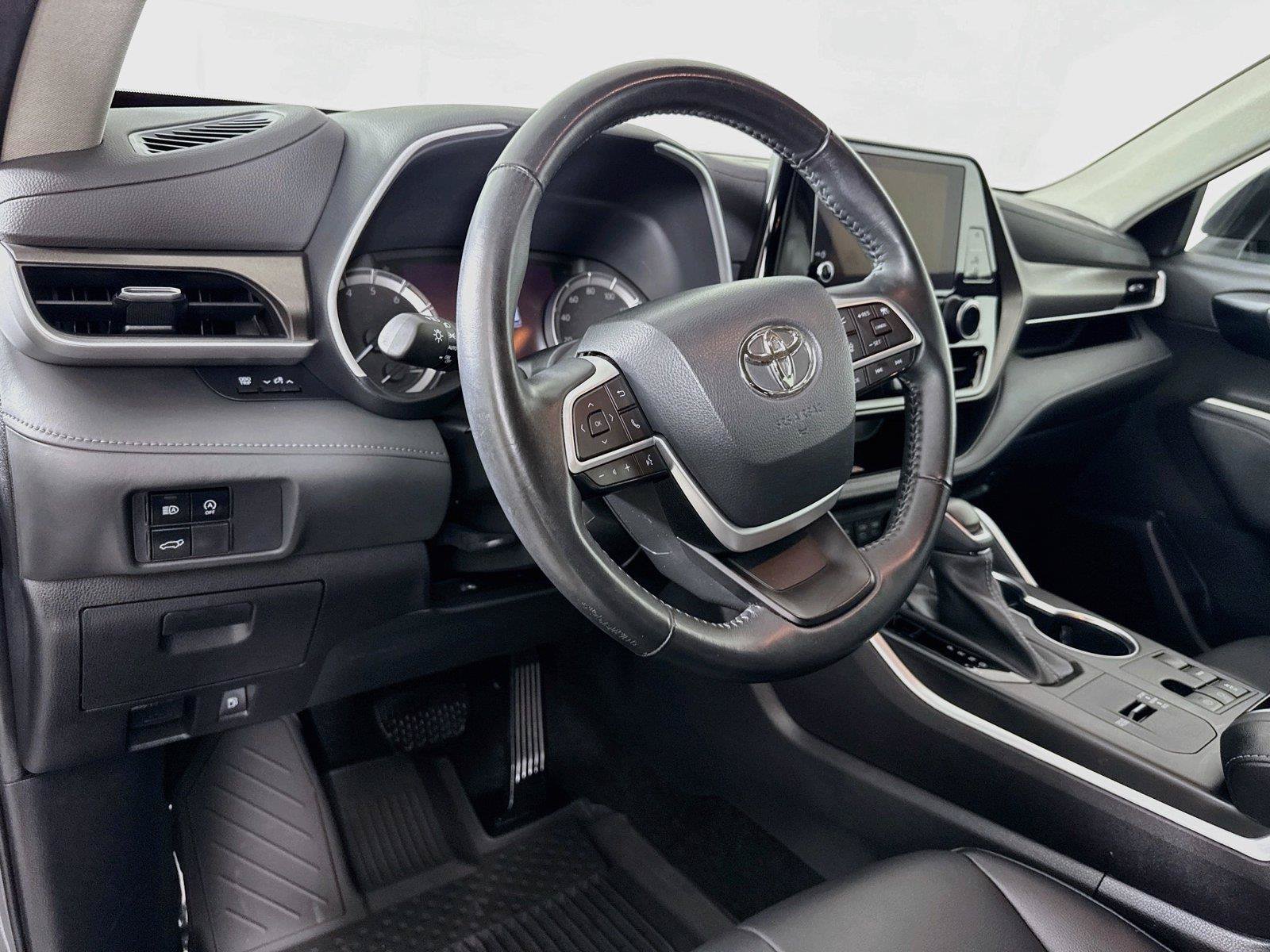 Certified 2023 Toyota Highlander XLE FWD image 4