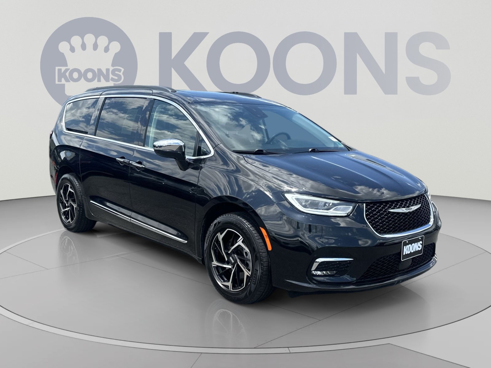 Used 2023 Chrysler Pacifica Limited w/ Uconnect Theater Family Group AWD/4WD image 2