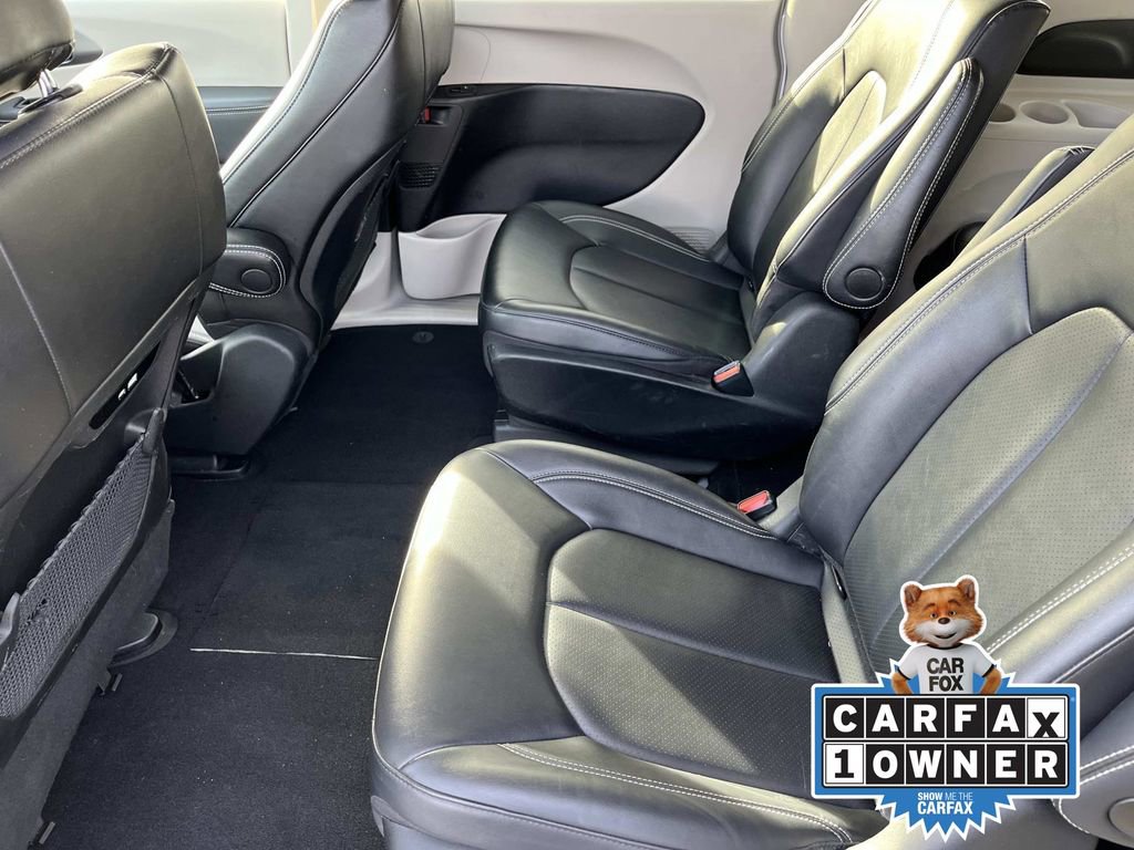 Used 2024 Chrysler Pacifica Select image 16