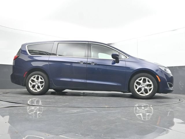 Used 2017 Chrysler Pacifica Touring Plus w/ Tire & Wheel Group FWD image 23