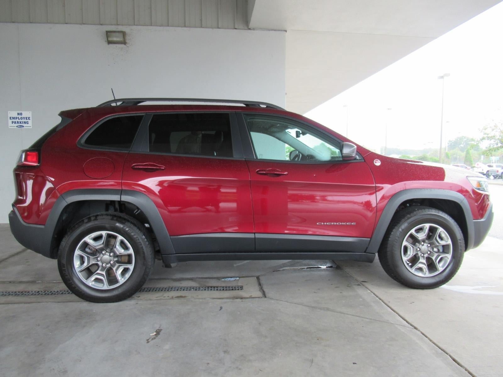 Used 2019 Jeep Cherokee Trailhawk w/ Comfort/Convenience Group AWD/4WD image 2