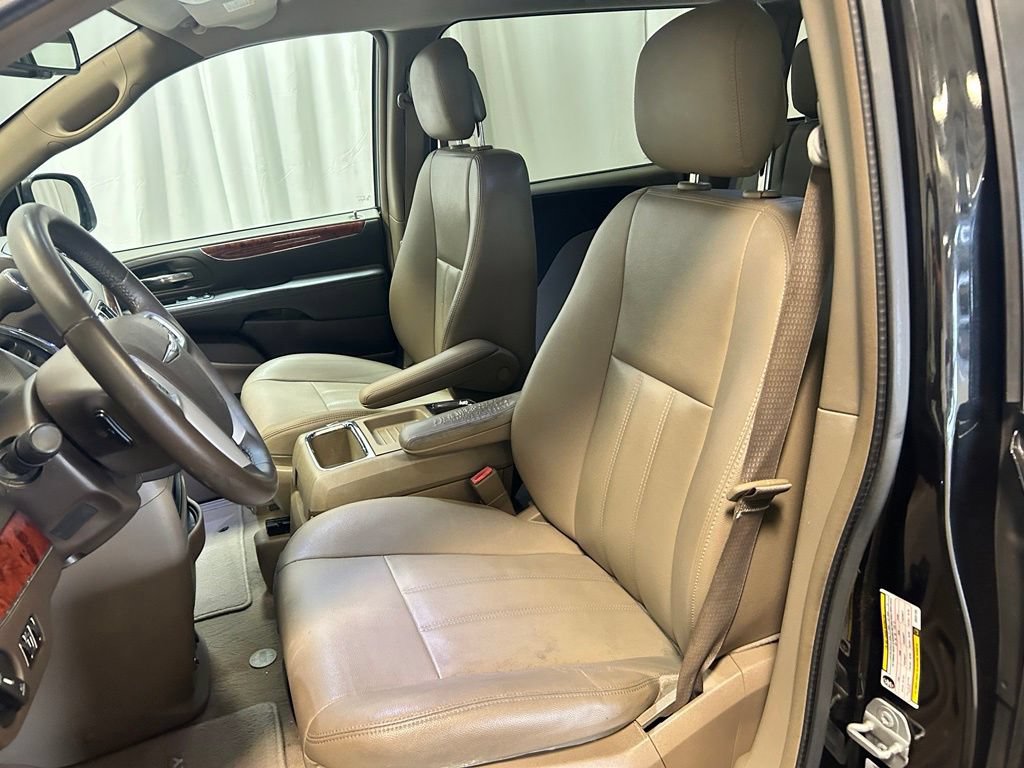 Used 2016 Chrysler Town & Country Touring FWD image 9