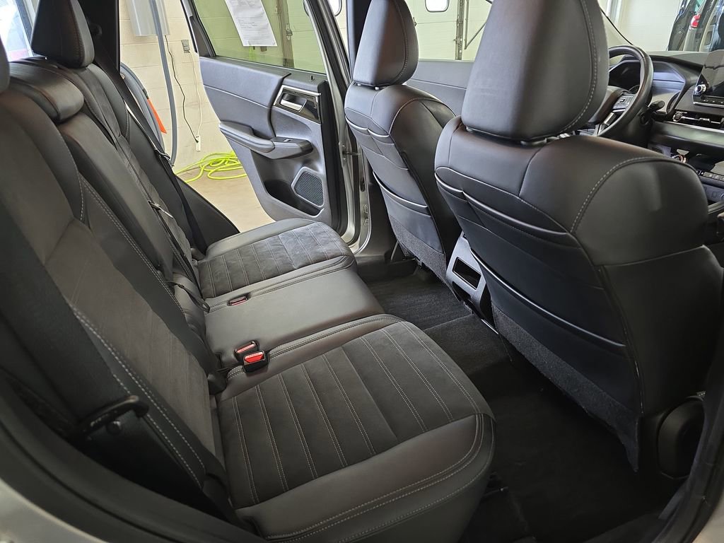 Used 2024 Mitsubishi Outlander SE AWD/4WD image 11