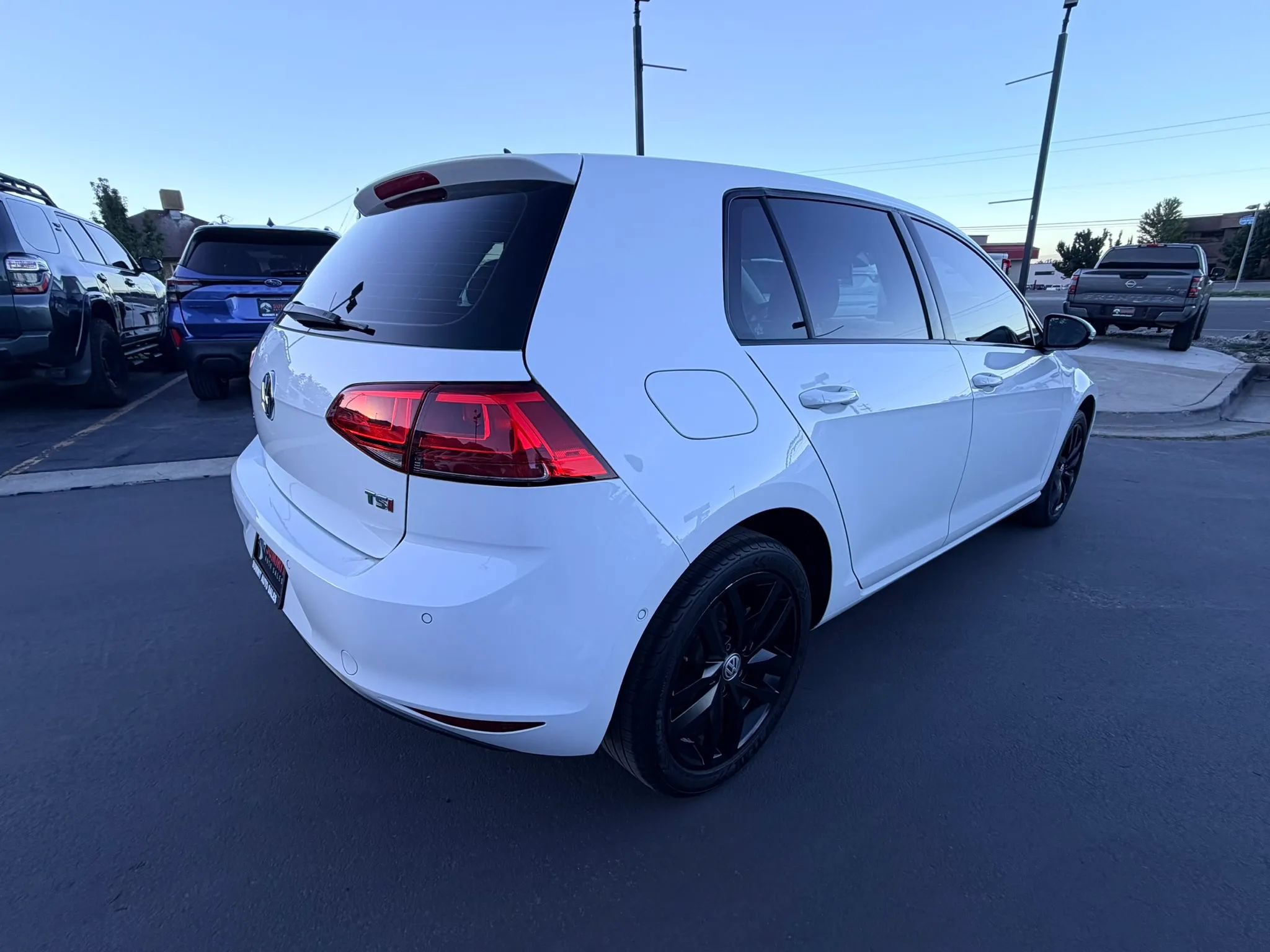 Used 2016 Volkswagen Golf SE w/ Lighting Package FWD image 3
