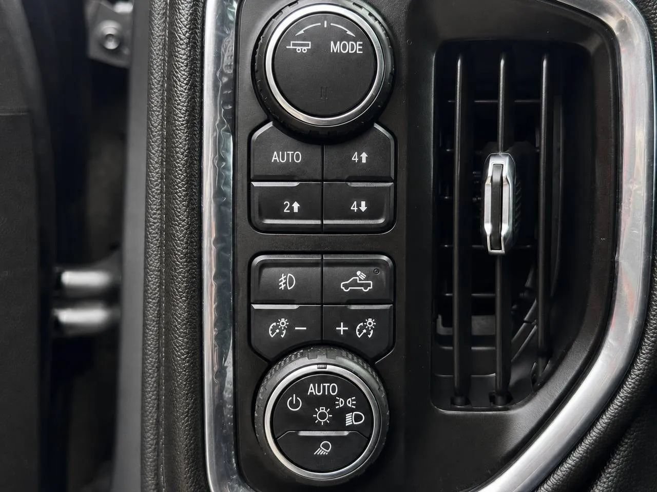 Used 2020 Chevrolet Silverado 1500 LT Trail Boss AWD/4WD image 15