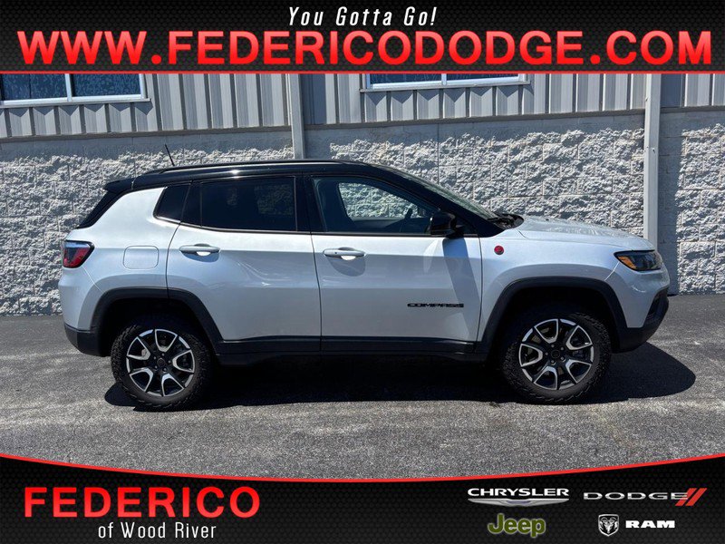 Used 2025 Jeep Compass Trailhawk AWD/4WD image 1