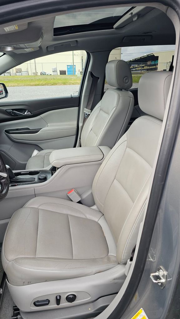 Used 2019 GMC Acadia SLT w/ LPO, Floor Liner Package image 5