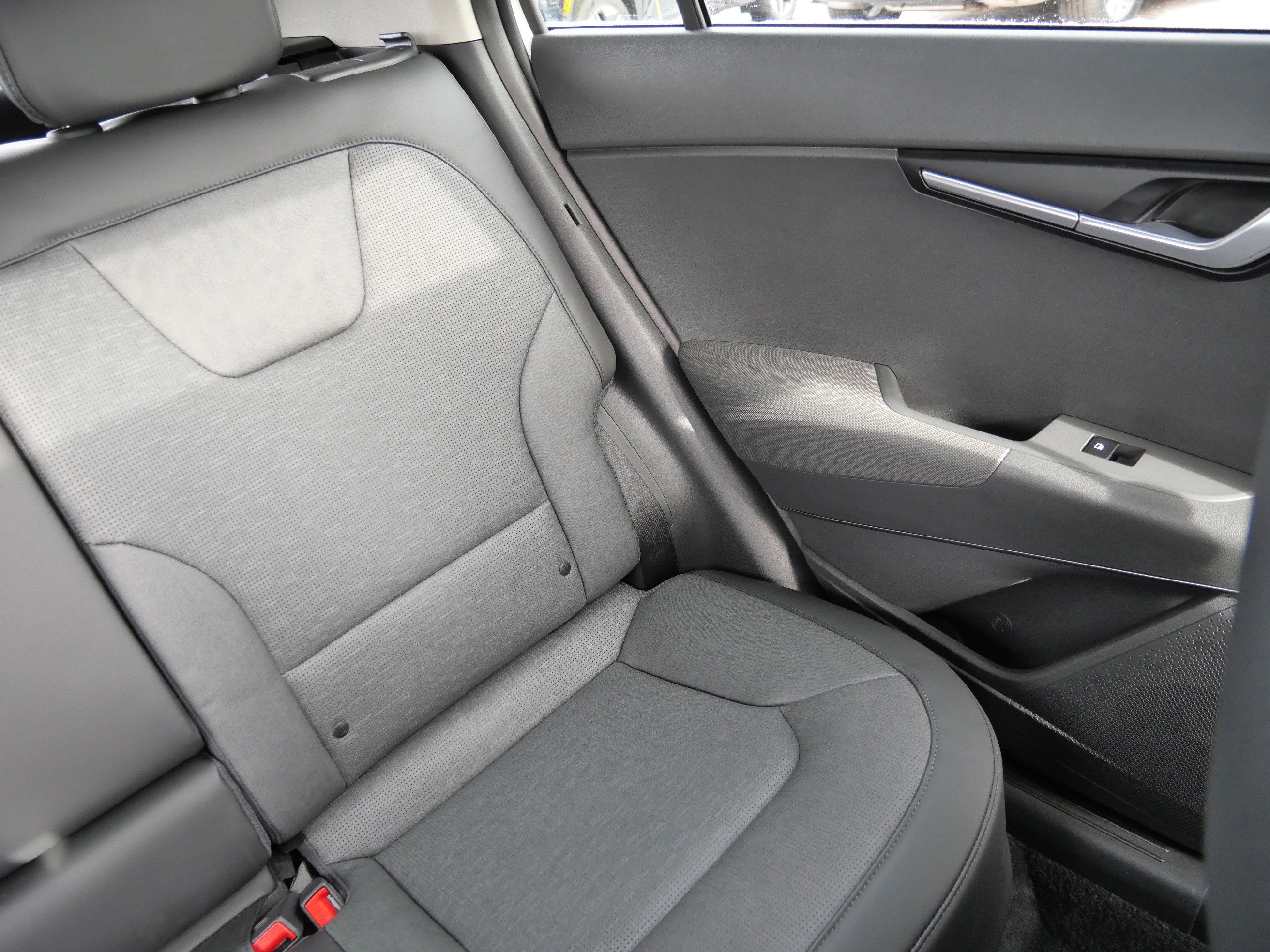 Used 2025 Kia Niro SX image 13