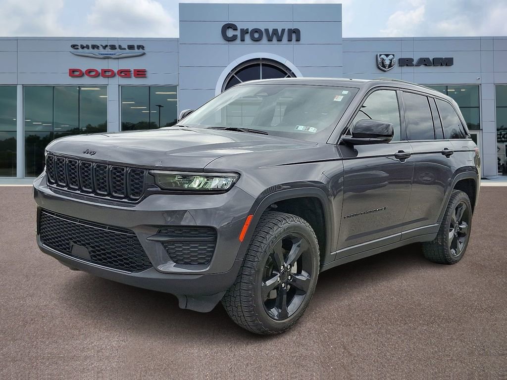 Used 2023 Jeep Grand Cherokee Altitude image 3
