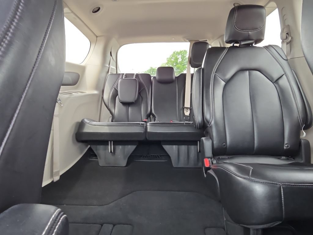 Used 2024 Chrysler Pacifica Touring-L FWD image 20