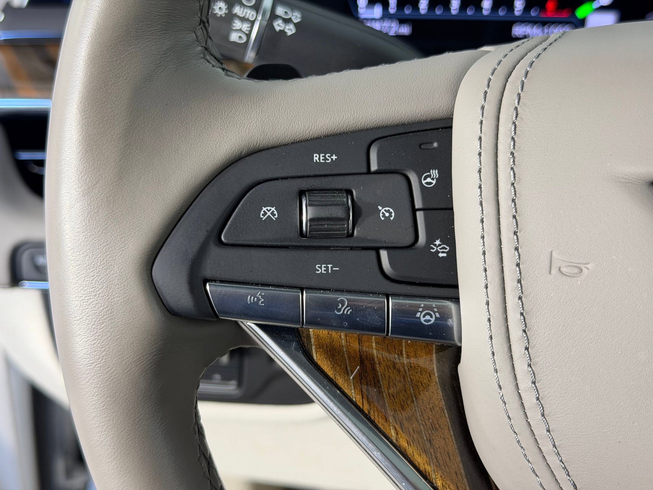 Used 2024 Cadillac Escalade Premium Luxury Platinum image 14