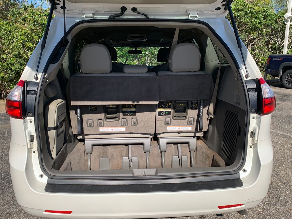 Used 2015 Toyota Sienna XLE image 8