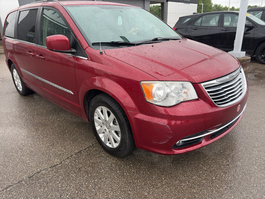 Used 2014 Chrysler Town & Country Touring FWD image 4