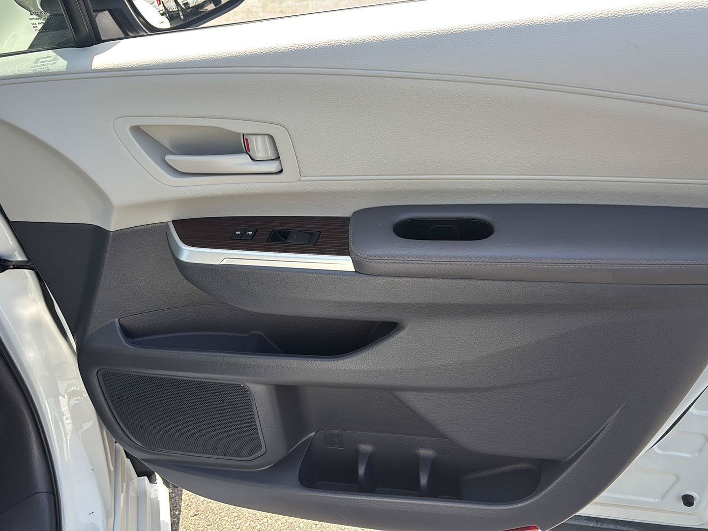 Used 2023 Toyota Sienna LE AWD/4WD image 14