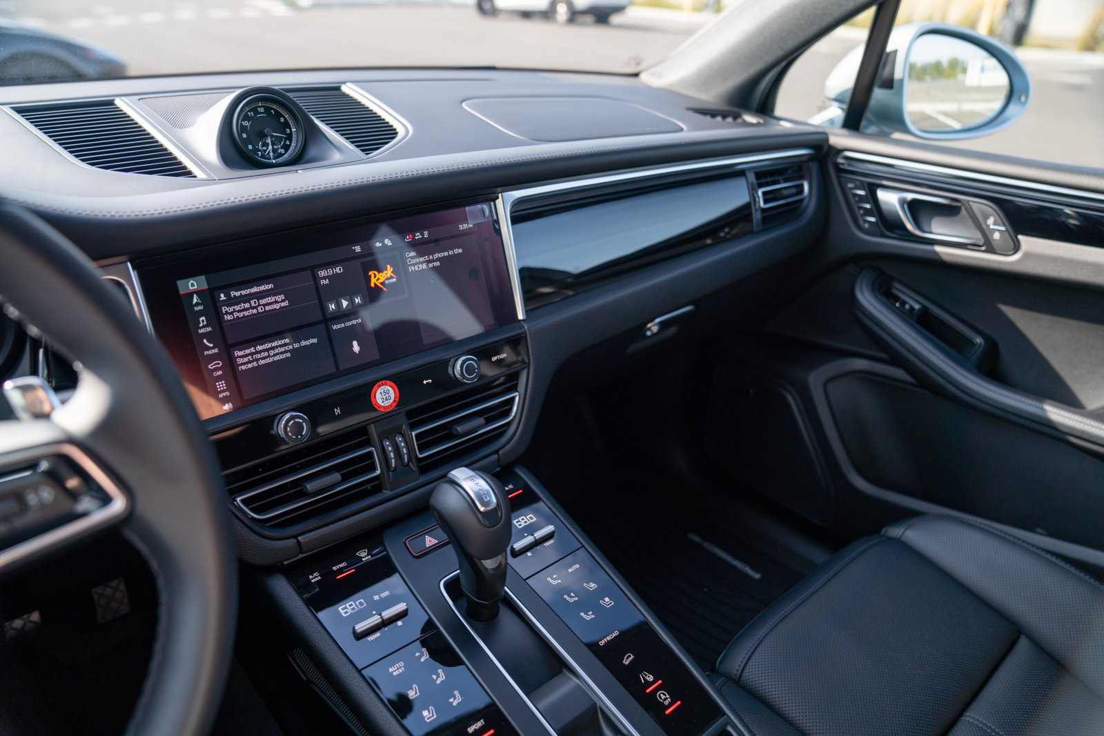 Certified 2026 Porsche Macan AWD/4WD image 16