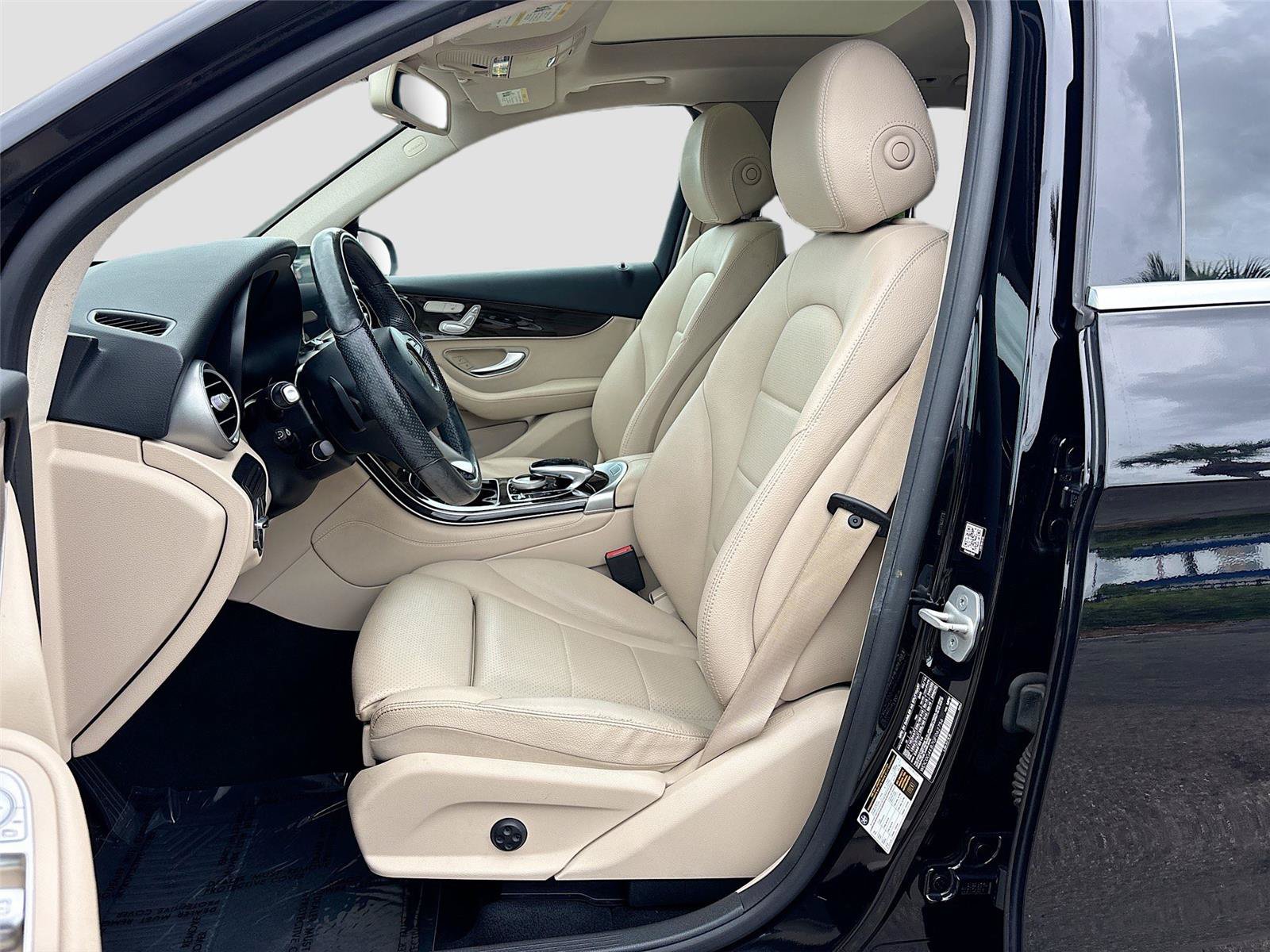 Used 2016 Mercedes-Benz GLC 300 4MATIC w/ Multimedia Package image 21