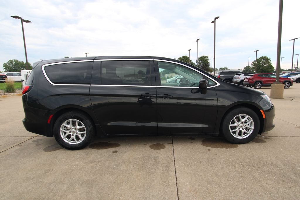 Used 2022 Chrysler Voyager LX FWD image 4