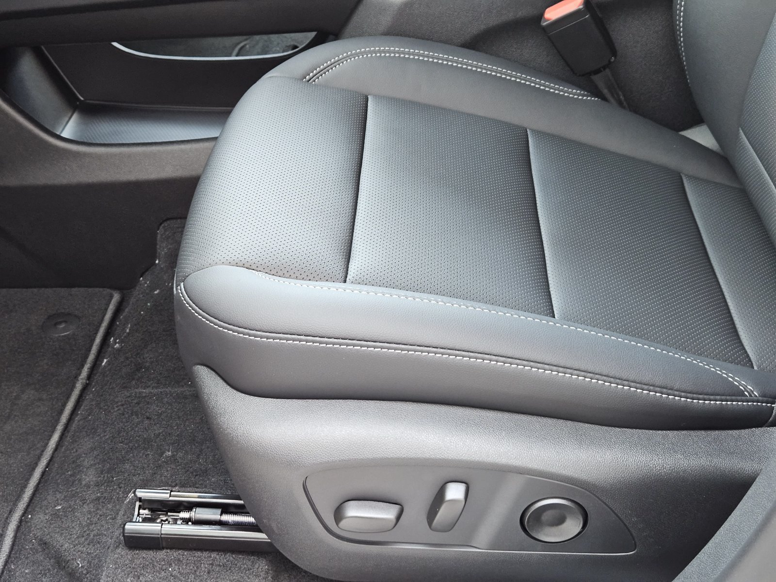 New 2027 Chevrolet Traverse LT w/ Midnight/Sport Edition FWD image 24