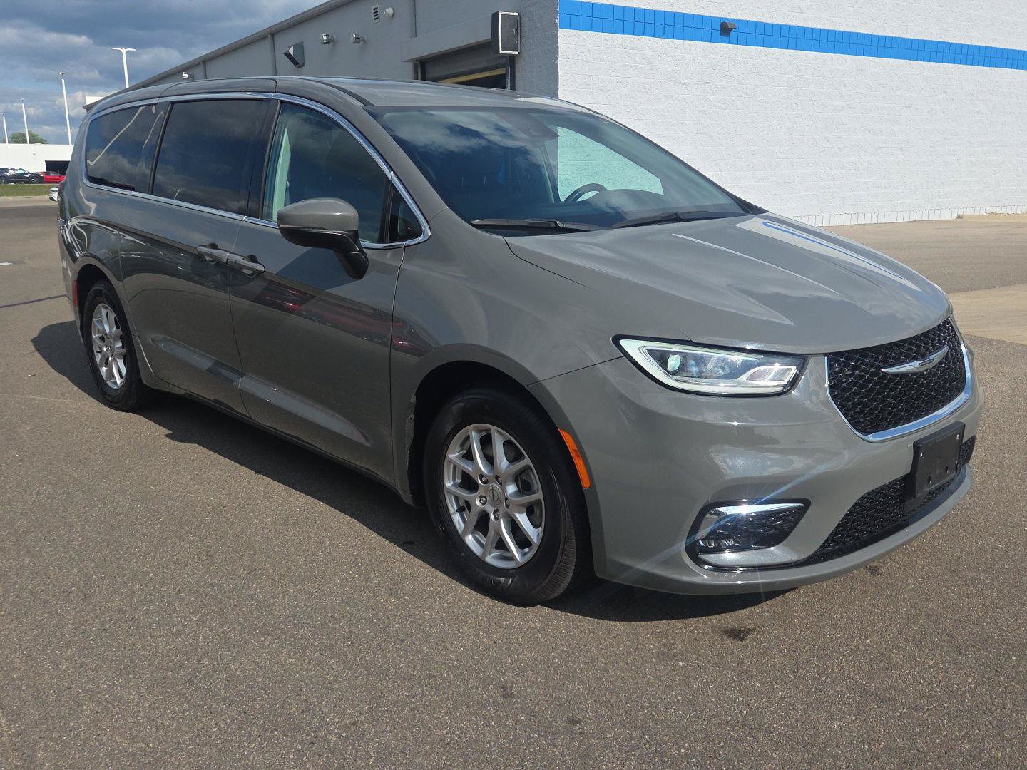 Used 2023 Chrysler Pacifica Touring-L FWD image 8