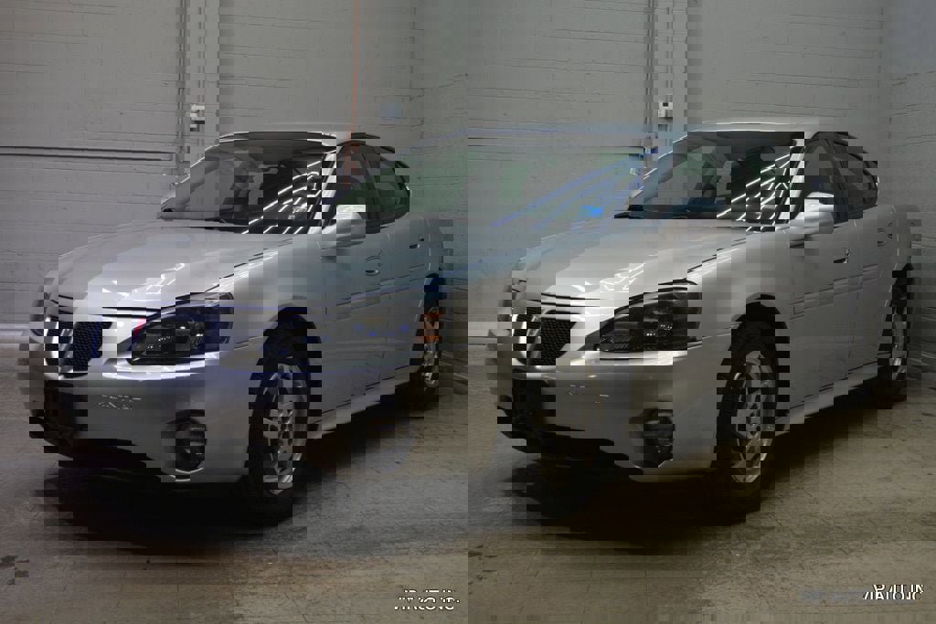 Used 2004 Pontiac Grand Prix GT w/ Drivers Package FWD image 2