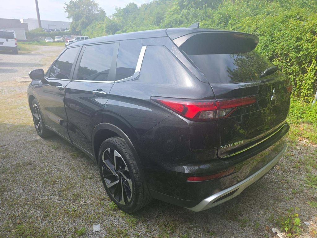 Used 2023 Mitsubishi Outlander SE AWD/4WD image 3