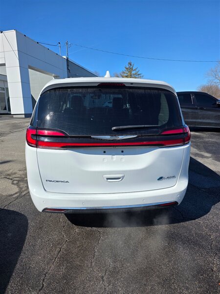 Used 2022 Chrysler Pacifica Touring-L FWD image 3