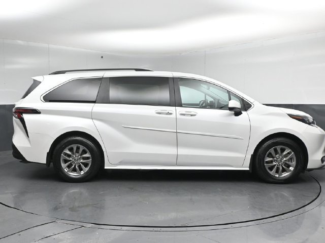 Used 2025 Toyota Sienna XLE w/ XLE Plus Package AWD/4WD image 8