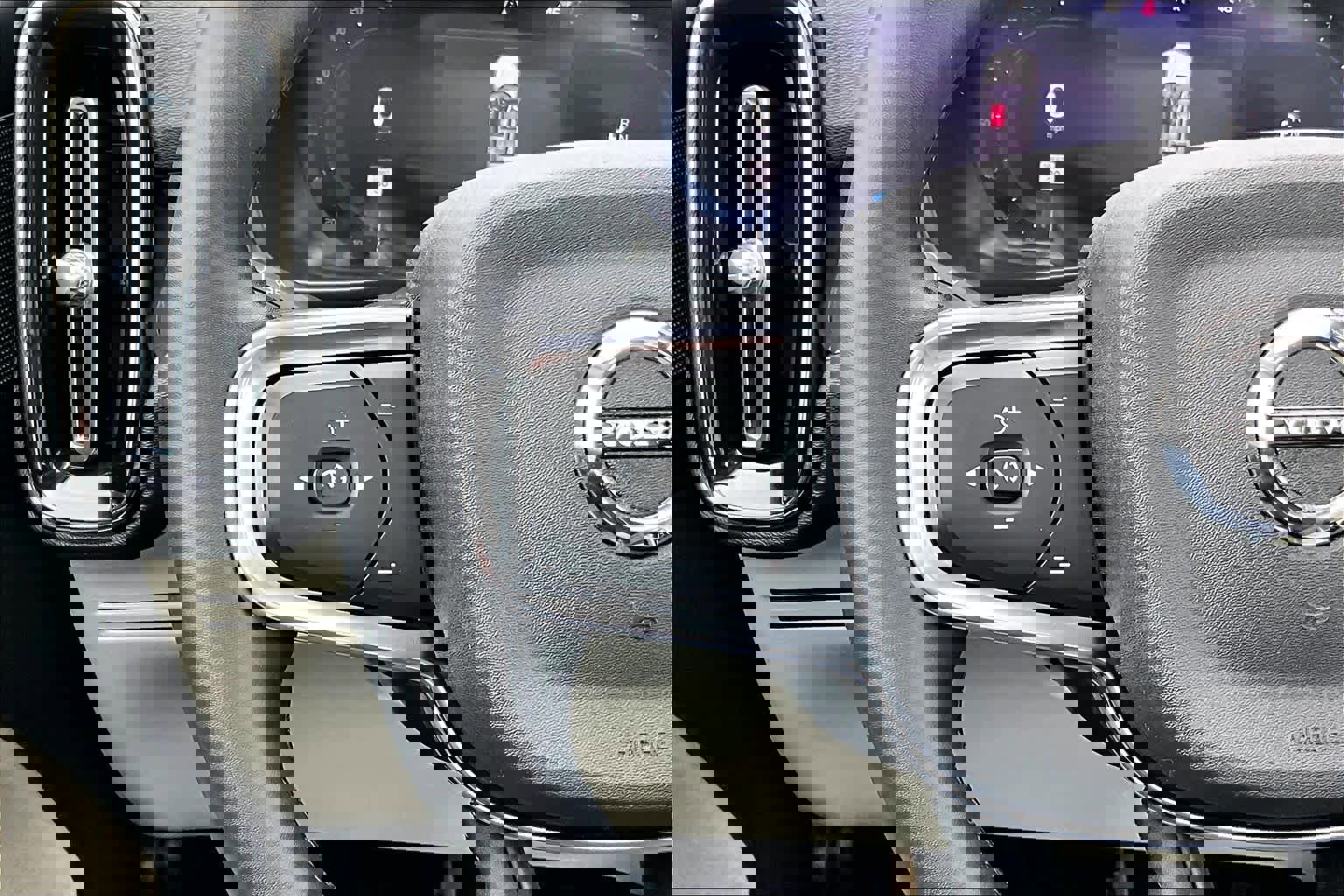 Certified 2023 Volvo XC40 B5 Plus w/ Climate Package image 23