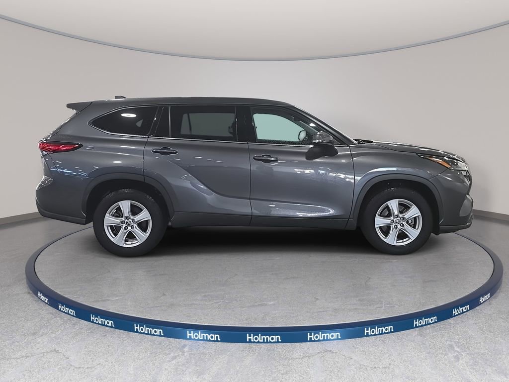 Used 2022 Toyota Highlander LE image 5