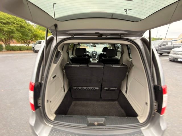 Used 2015 Chrysler Town & Country Limited Platinum FWD image 17