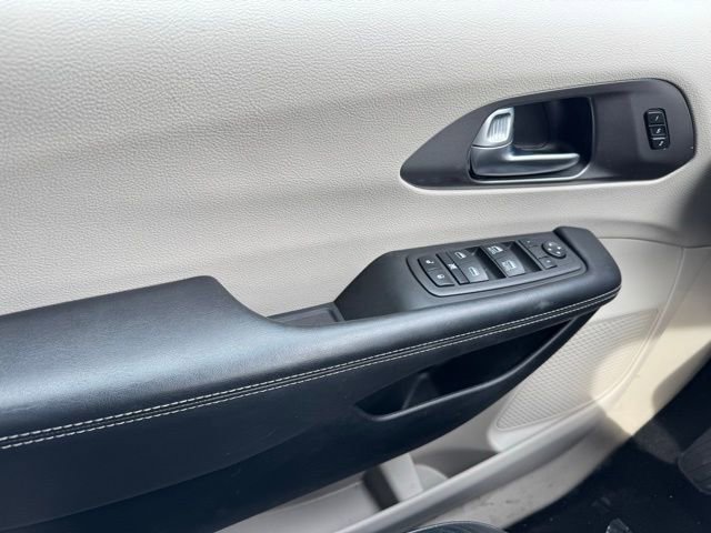 Used 2022 Chrysler Pacifica Touring-L FWD image 30
